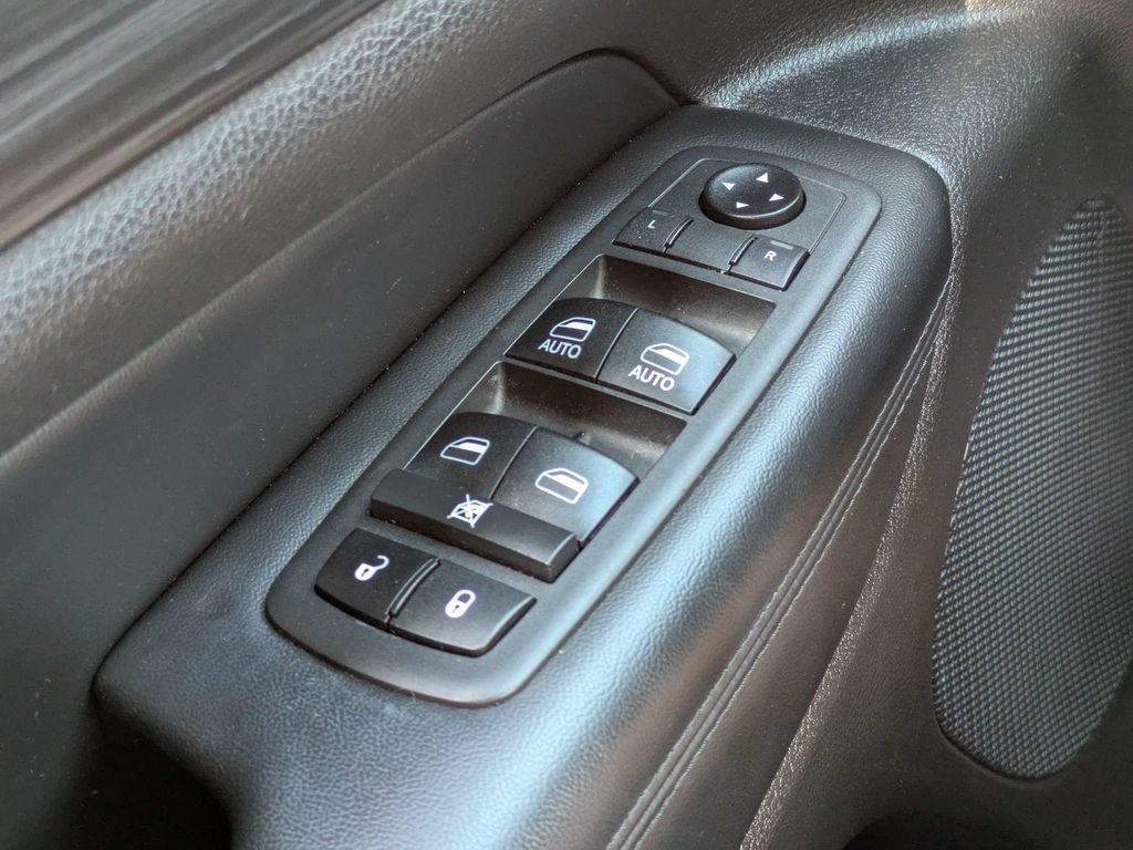 Used 2019 Jeep Grand Cherokee Laredo w/ 18" Wheel & 8.4" Radio Group AWD/4WD image 23