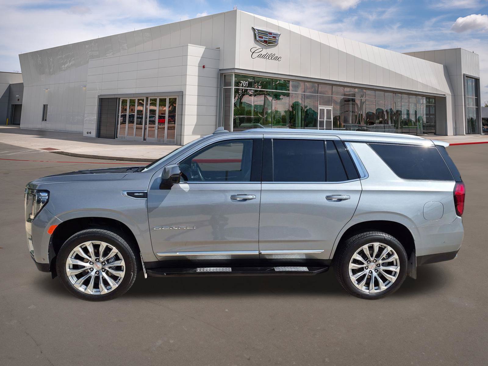 Used 2024 GMC Yukon Denali w/ Advanced Technology Package AWD/4WD image 3