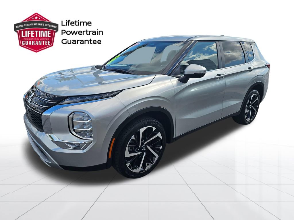Used 2023 Mitsubishi Outlander SE image 1