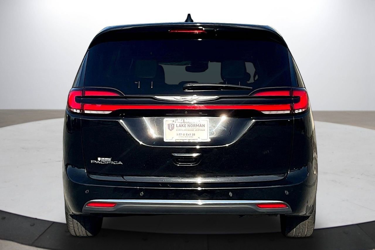 Used 2025 Chrysler Pacifica Select image 8