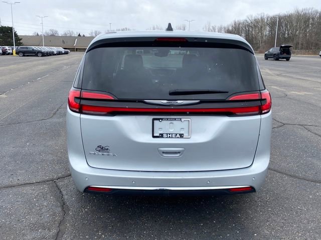 Used 2024 Chrysler Pacifica Touring-L image 5