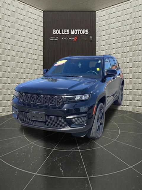 Used 2023 Jeep Grand Cherokee Altitude AWD/4WD image 15