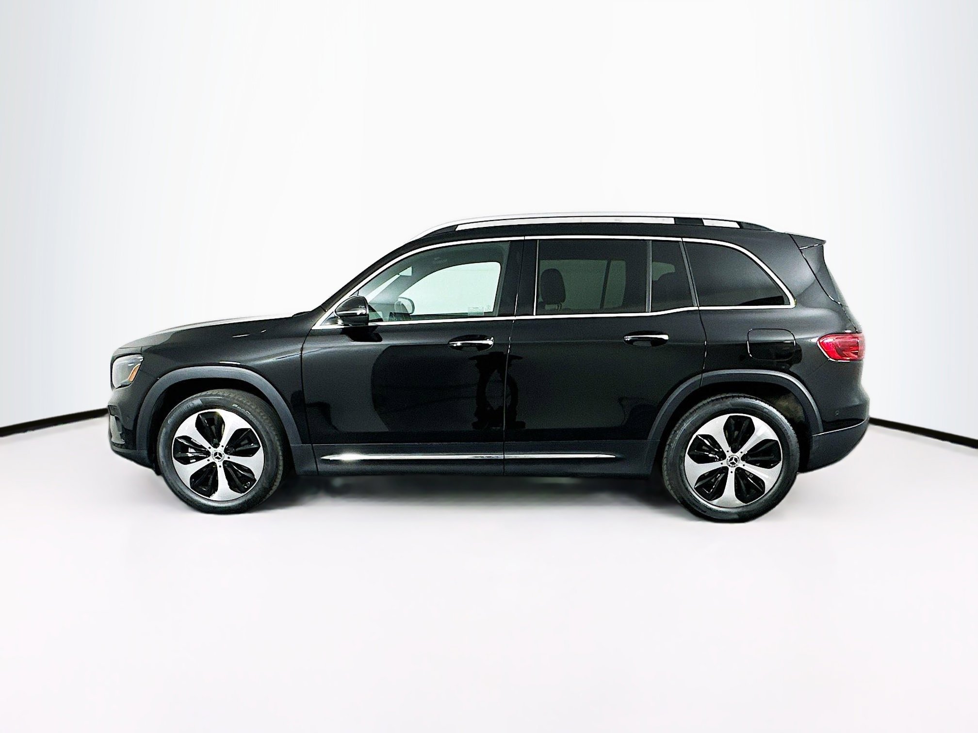 Used 2025 Mercedes-Benz GLB 250 4MATIC image 4