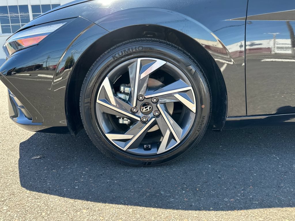Certified 2025 Hyundai Elantra Limited FWD image 11