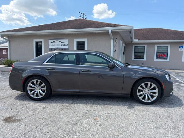 Used 2017 Chrysler 300 Limited RWD image 4
