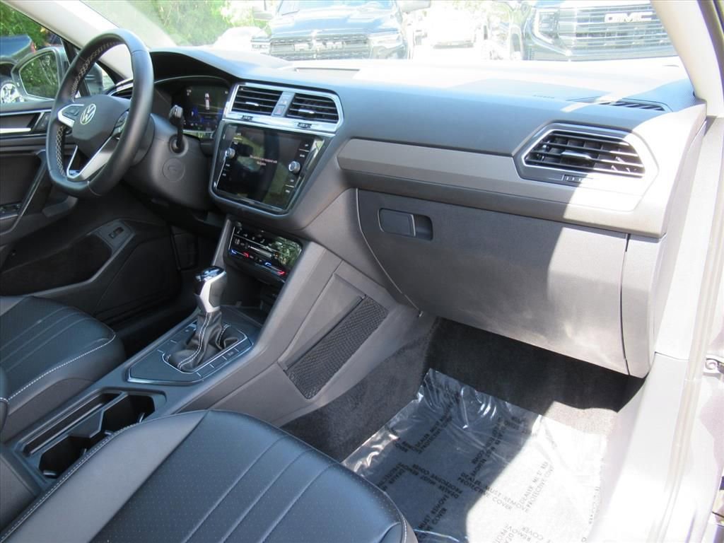 Used 2024 Volkswagen Tiguan SE FWD image 11