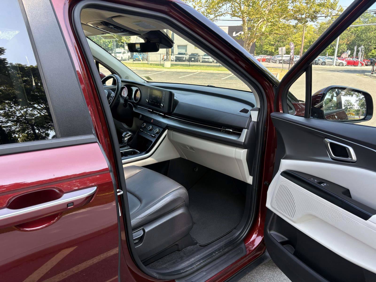 Certified 2023 Kia Carnival LX FWD image 22