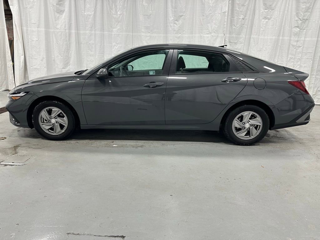 Used 2025 Hyundai Elantra SE image 4