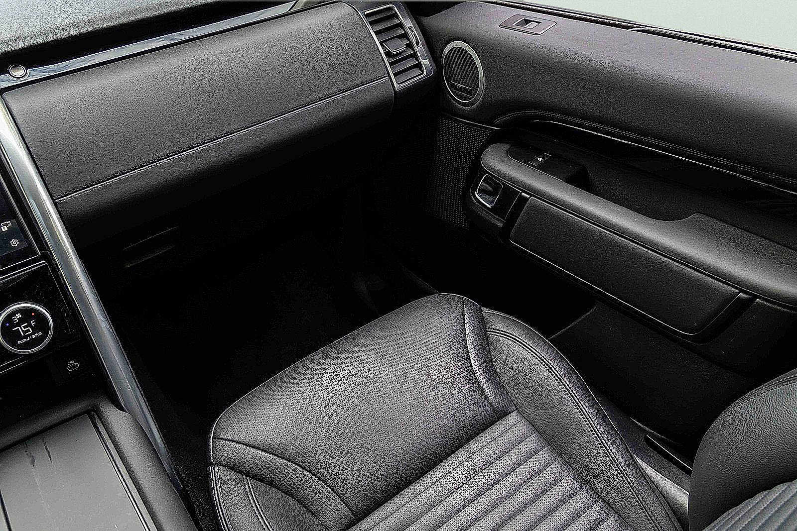 Used 2024 Land Rover Discovery S image 19