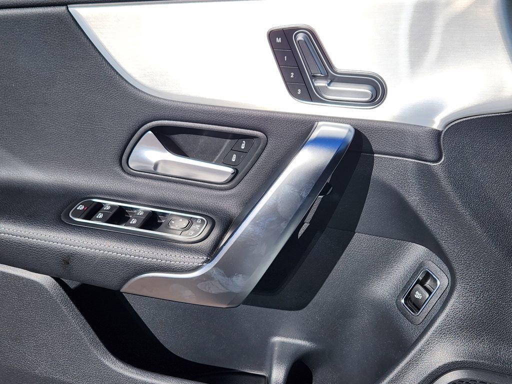 Used 2025 Mercedes-Benz CLA 250 4MATIC image 12