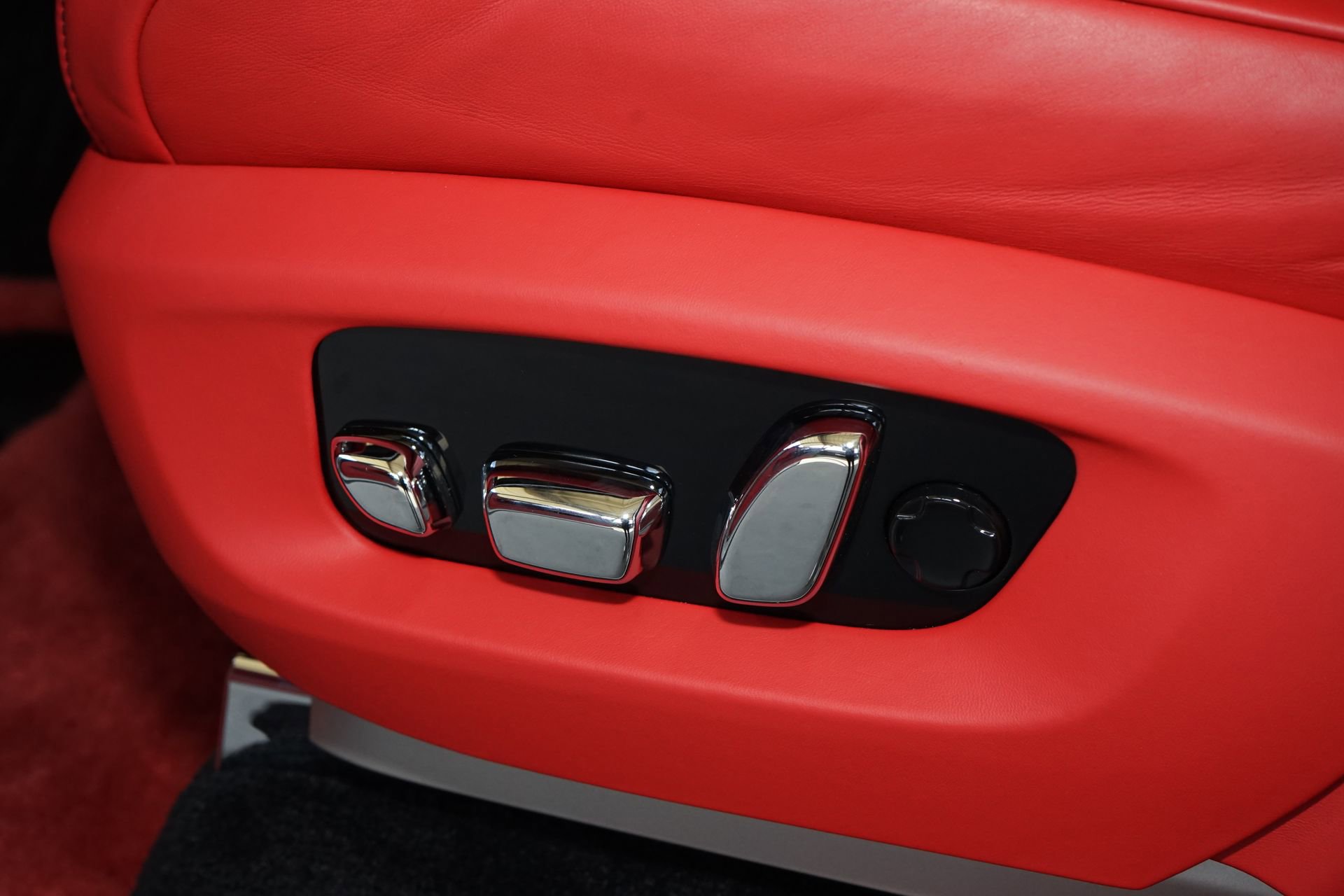 Used 2025 Rolls-Royce Cullinan Black Badge w/ Leather Finishing Pack image 40