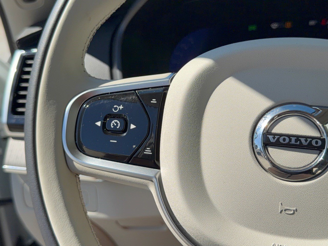 Certified 2025 Volvo XC90 T8 Ultra w/ Protection Package Premier AWD/4WD image 18