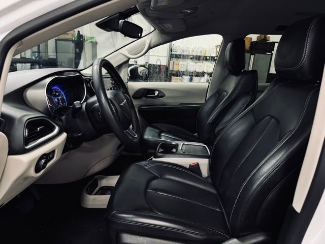Used 2023 Chrysler Pacifica Touring-L FWD image 18