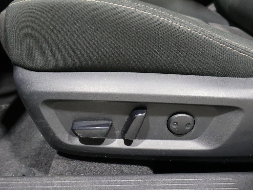 Used 2025 Nissan Rogue SV AWD/4WD image 12