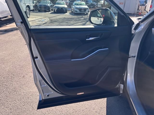 Used 2022 Toyota Highlander XLE image 11
