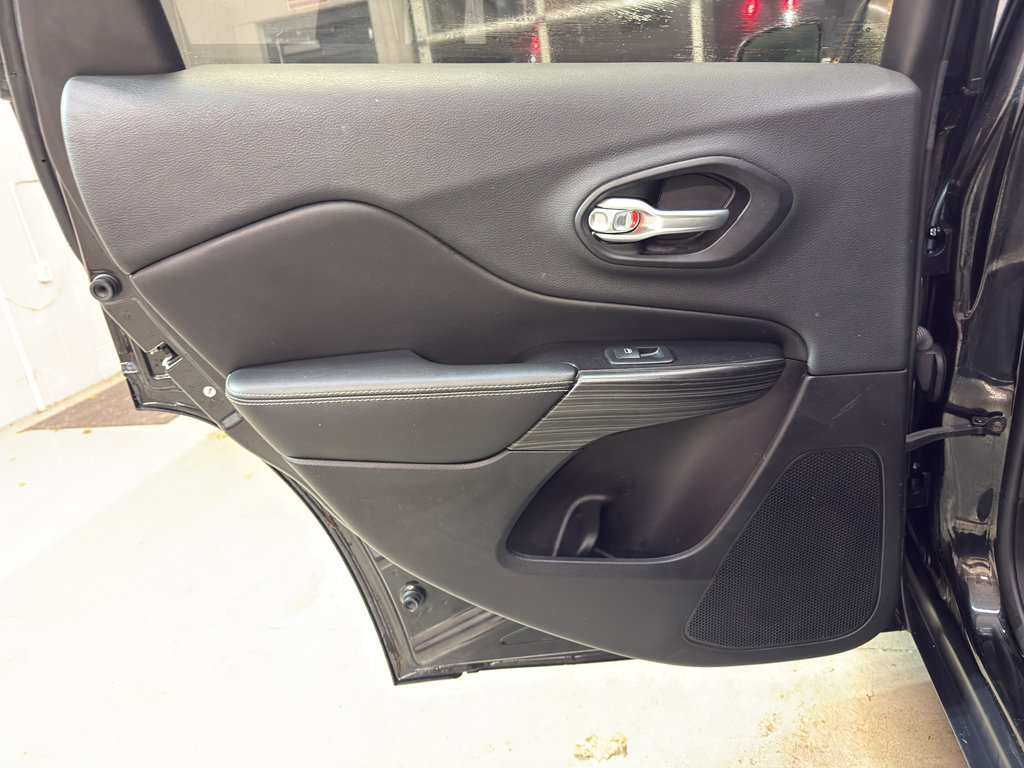 Used 2015 Jeep Cherokee Limited image 30