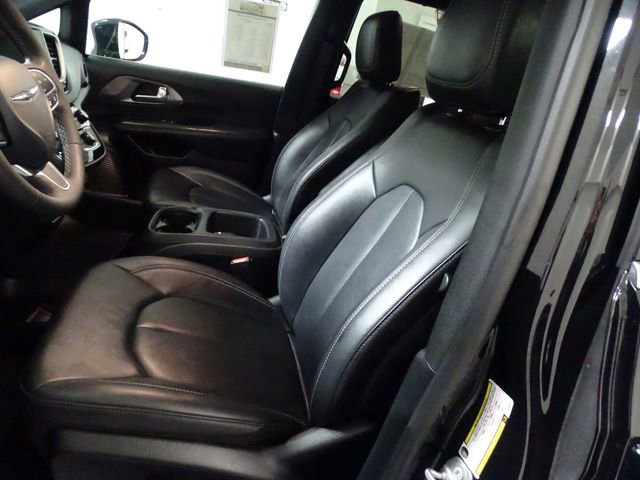 Used 2025 Chrysler Pacifica Select FWD image 2