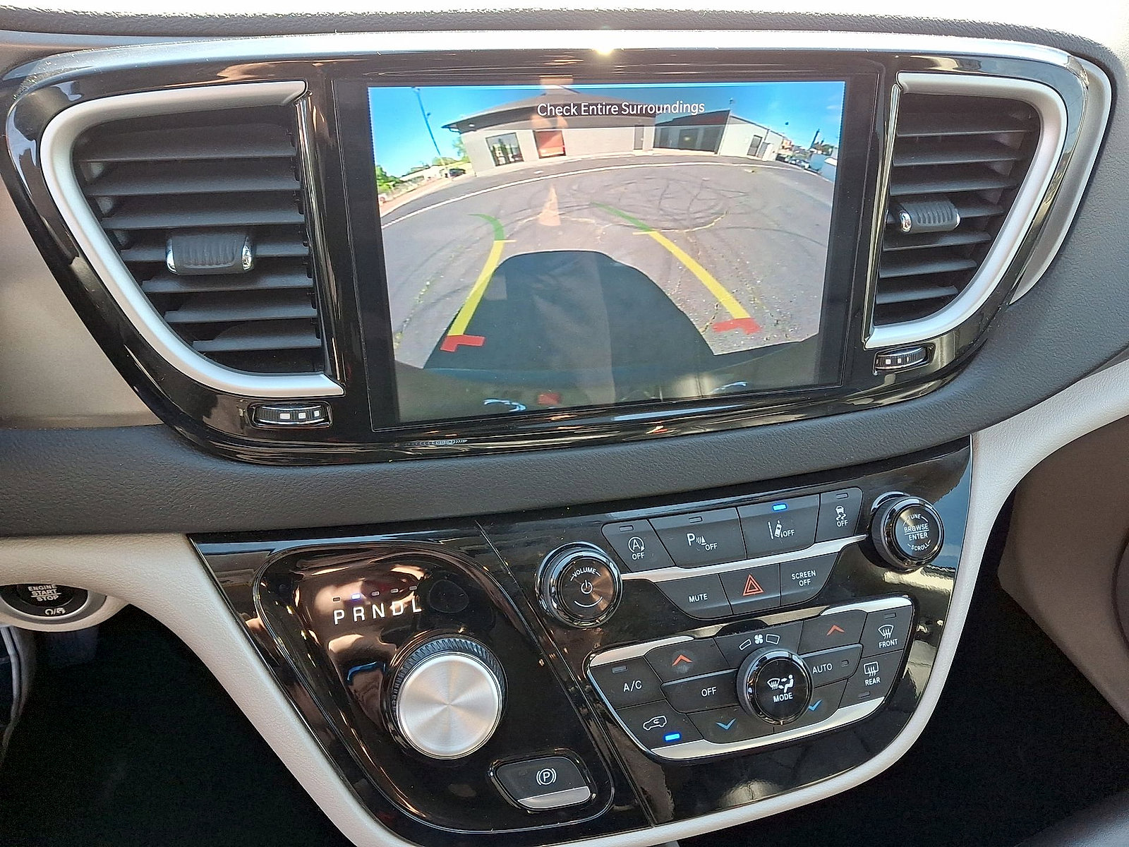 Used 2024 Chrysler Pacifica Touring-L FWD image 15