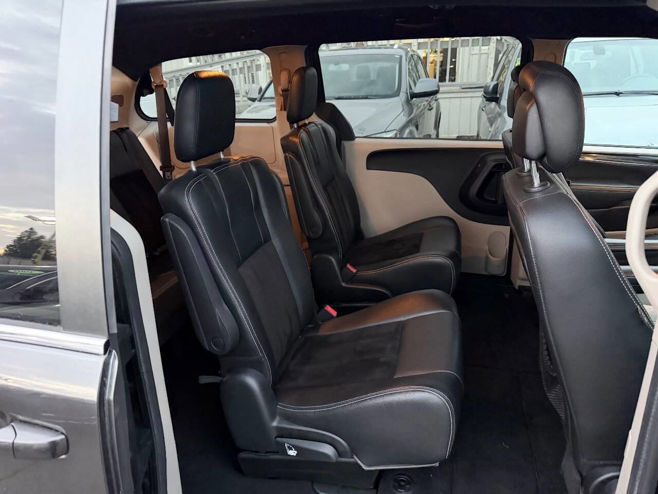 Used 2017 Dodge Grand Caravan SXT image 18