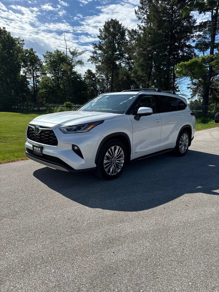 Used 2023 Toyota Highlander Platinum AWD/4WD image 2