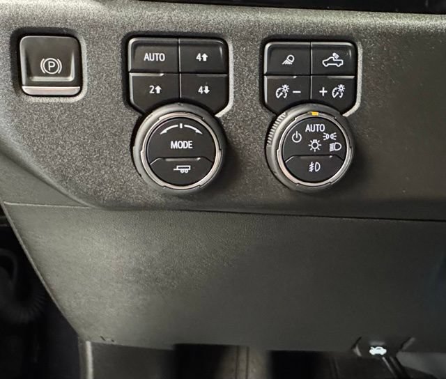 Used 2023 Chevrolet Silverado 1500 High Country w/ Technology Package AWD/4WD image 25