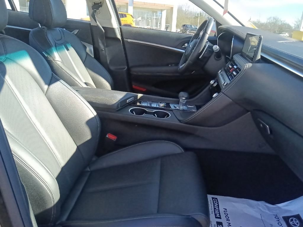 Used 2025 Genesis G70 2.5T image 31