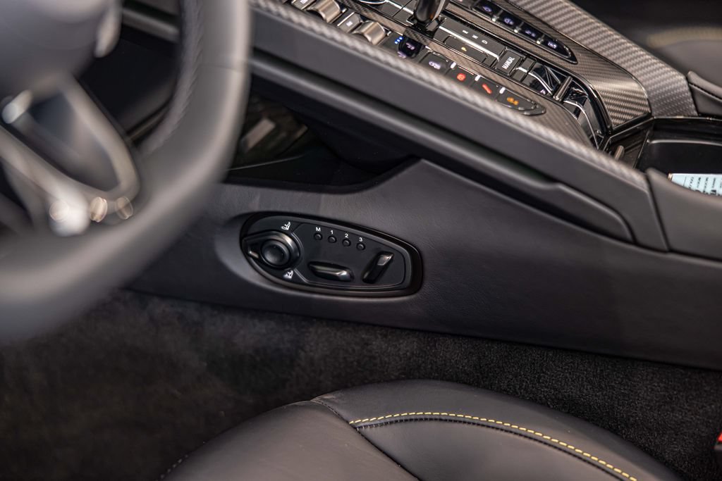 Used 2025 Aston Martin DB12 Convertible RWD image 21