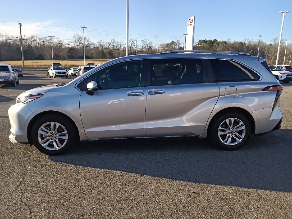 Used 2022 Toyota Sienna Limited image 6