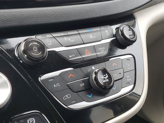 Used 2024 Chrysler Pacifica Touring-L image 20