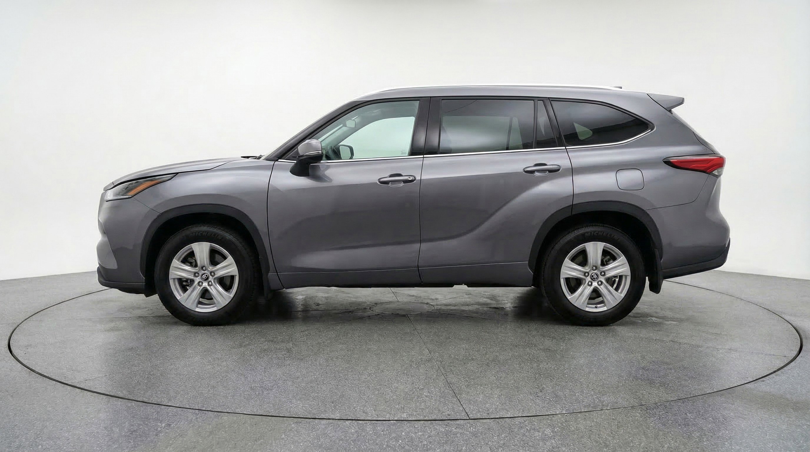 Used 2025 Toyota Highlander LE image 5