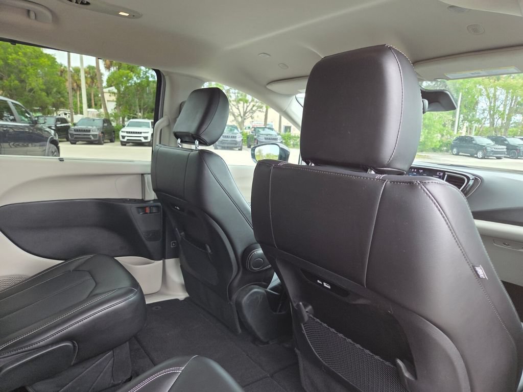 Used 2024 Chrysler Pacifica Touring-L FWD image 17