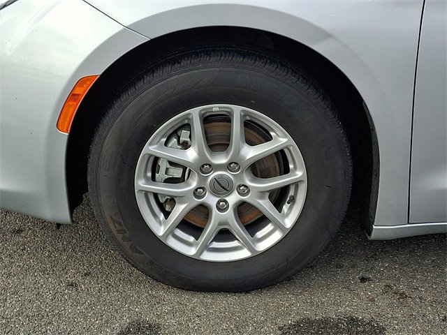 Used 2023 Chrysler Voyager LX image 8