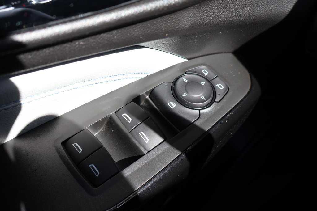 Used 2025 Chevrolet Trax LT FWD image 35