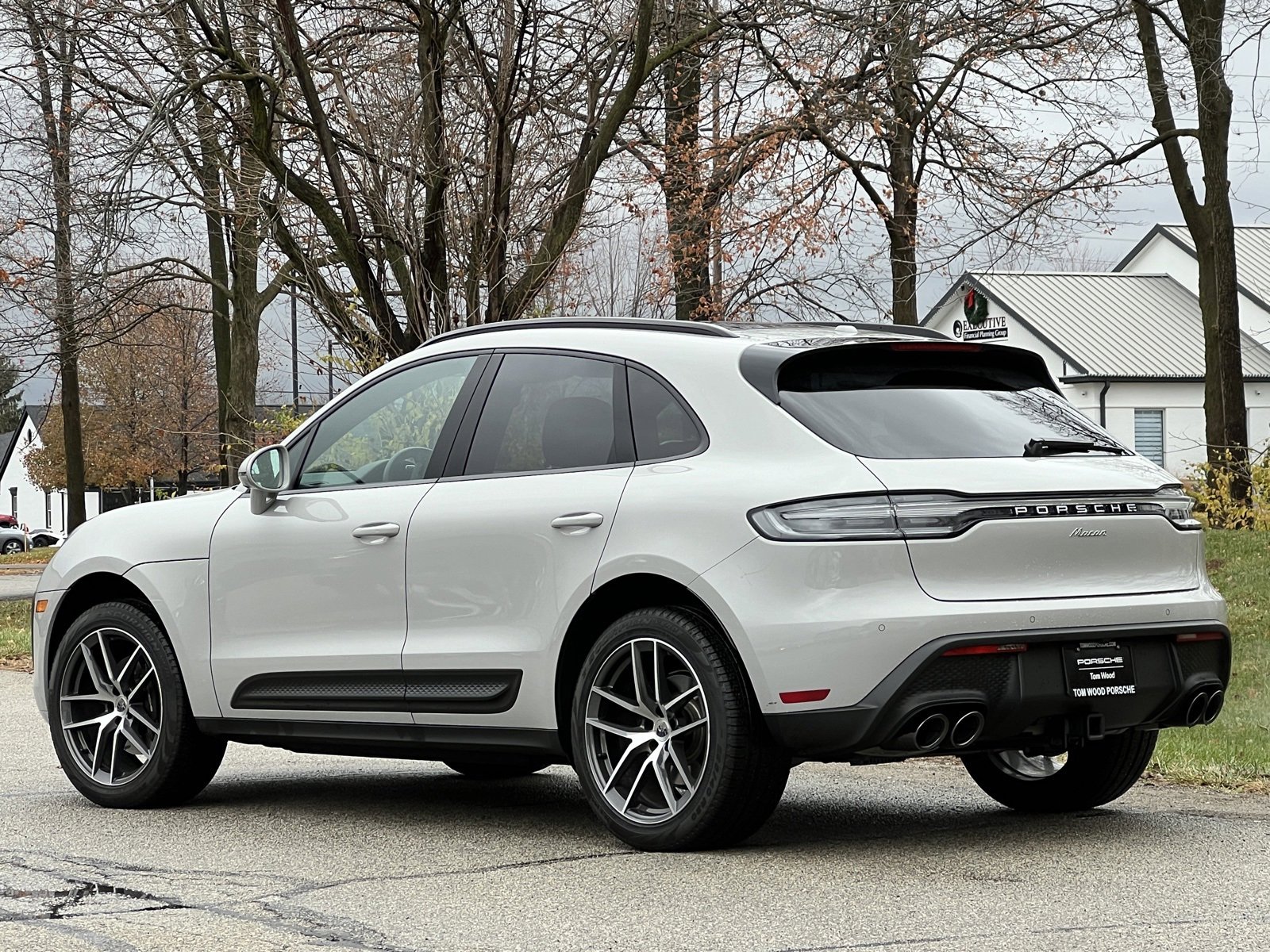 Certified 2025 Porsche Macan image 3