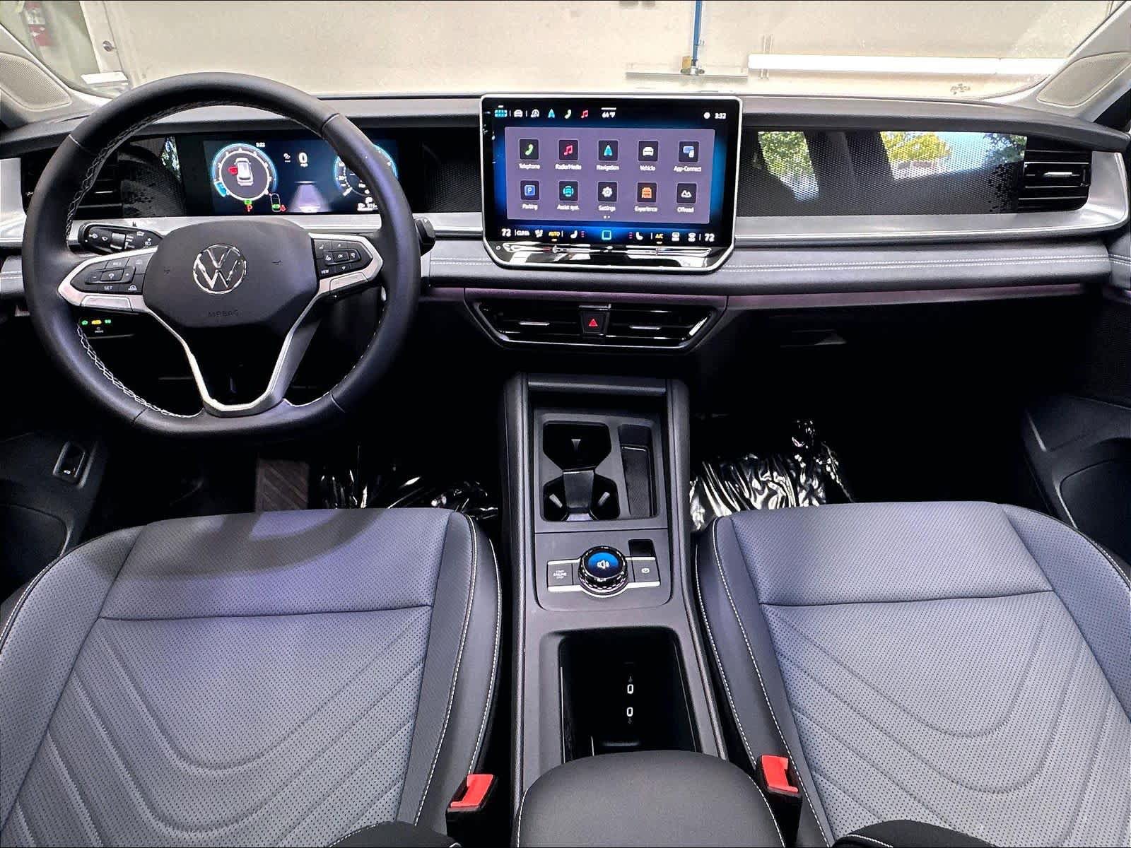 Certified 2025 Volkswagen Tiguan SE w/ Panoramic Sunroof Package AWD/4WD image 10