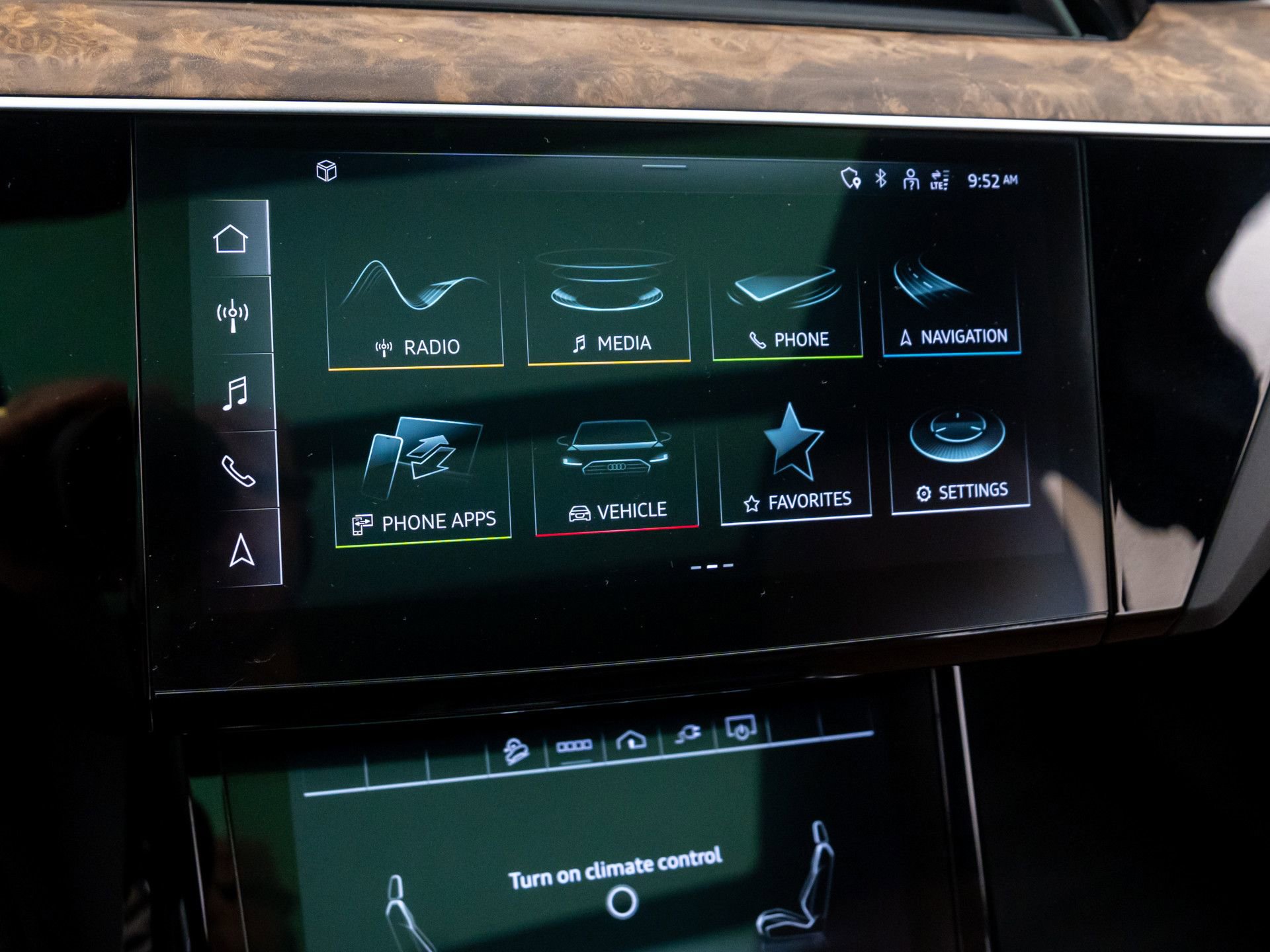 Used 2022 Audi e-tron Premium Plus w/ Premium Plus Package image 29