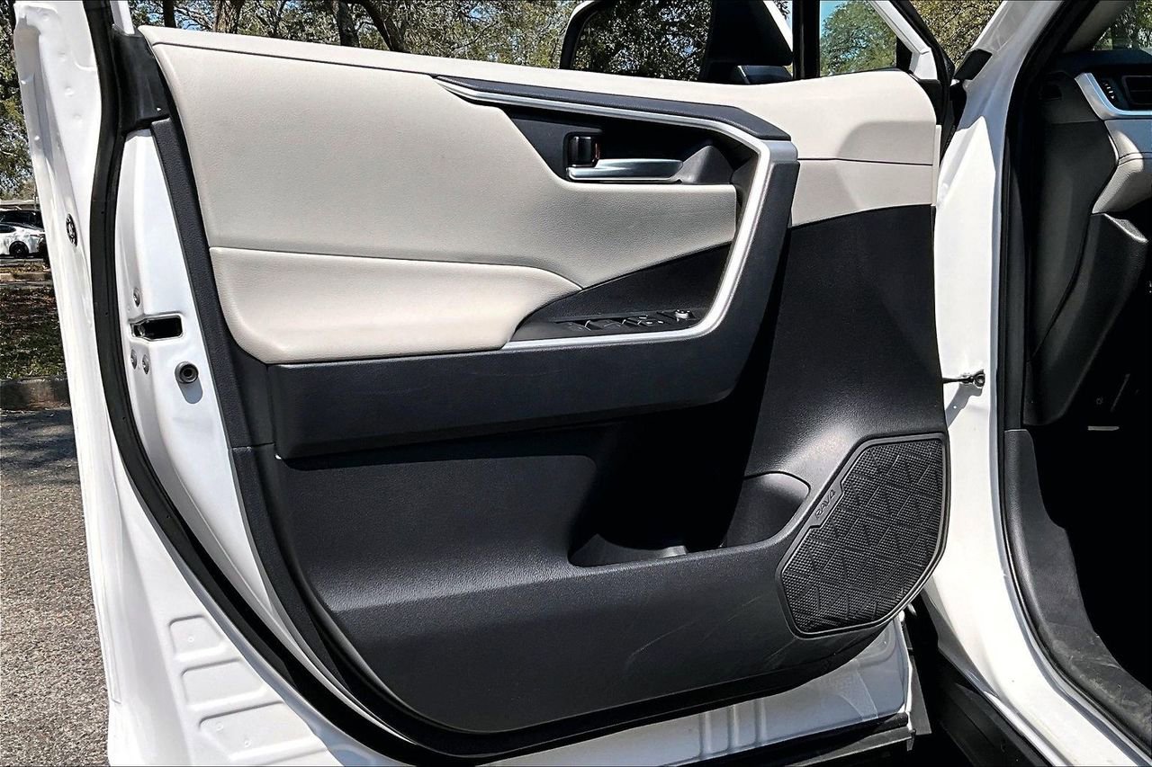 Used 2025 Toyota RAV4 XLE w/ Convenience Package image 17