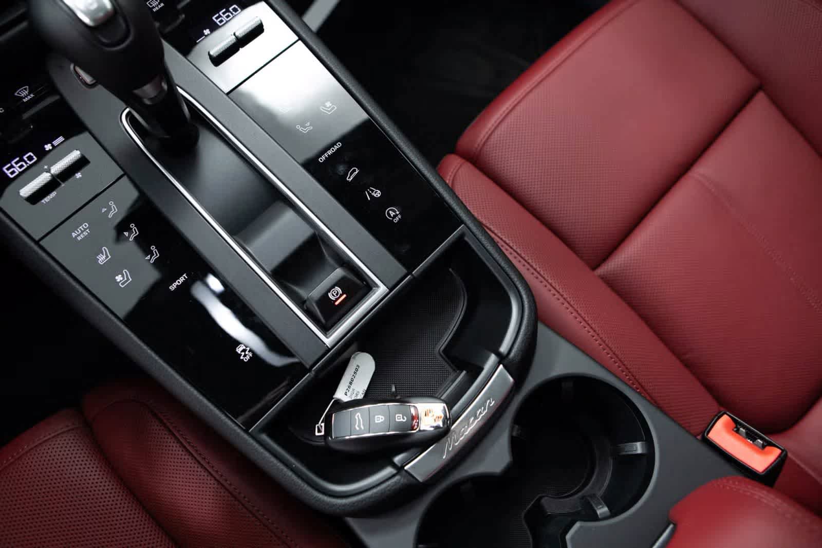 Certified 2026 Porsche Macan AWD/4WD image 32