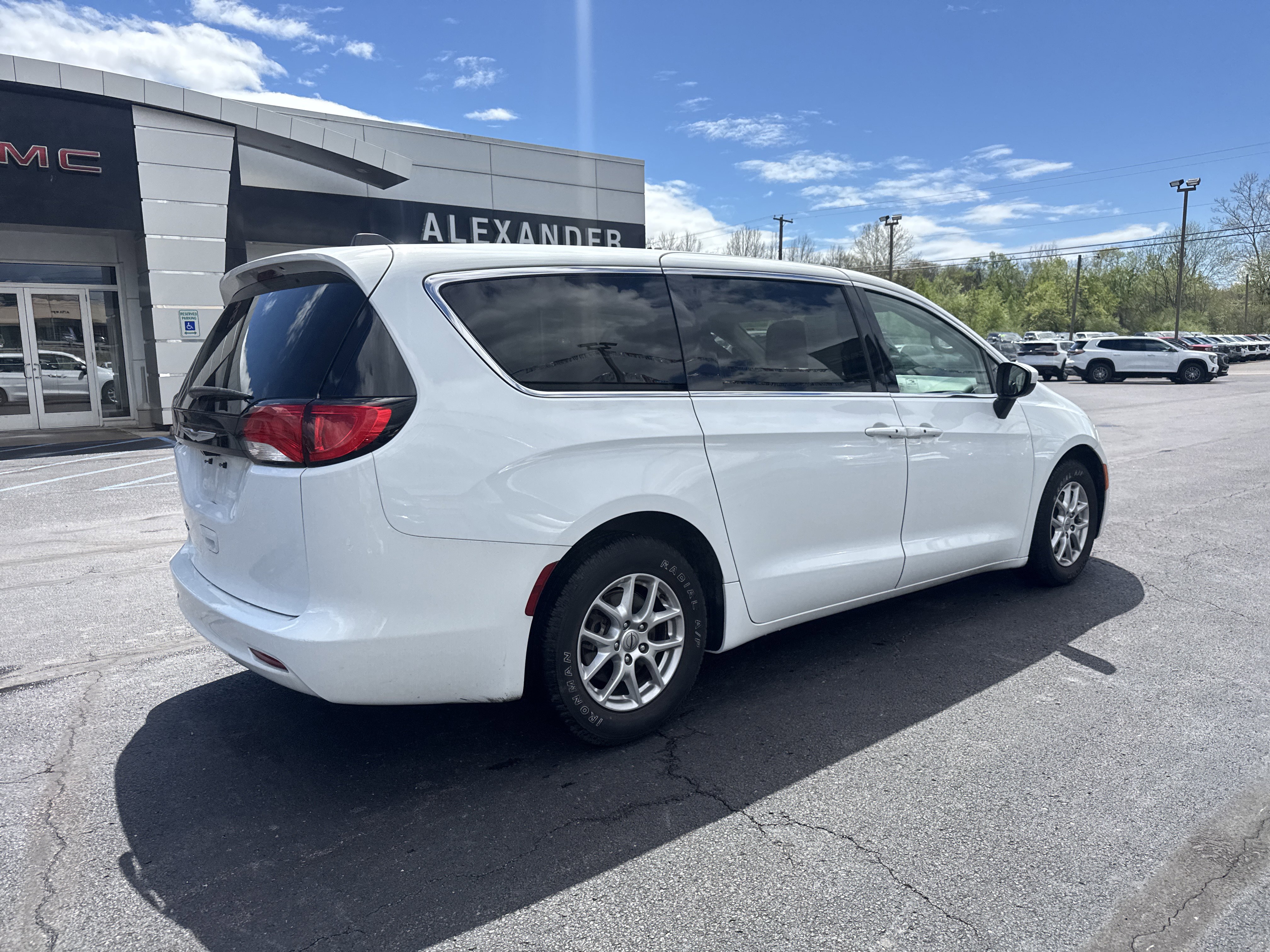 Used 2023 Chrysler Voyager LX image 3