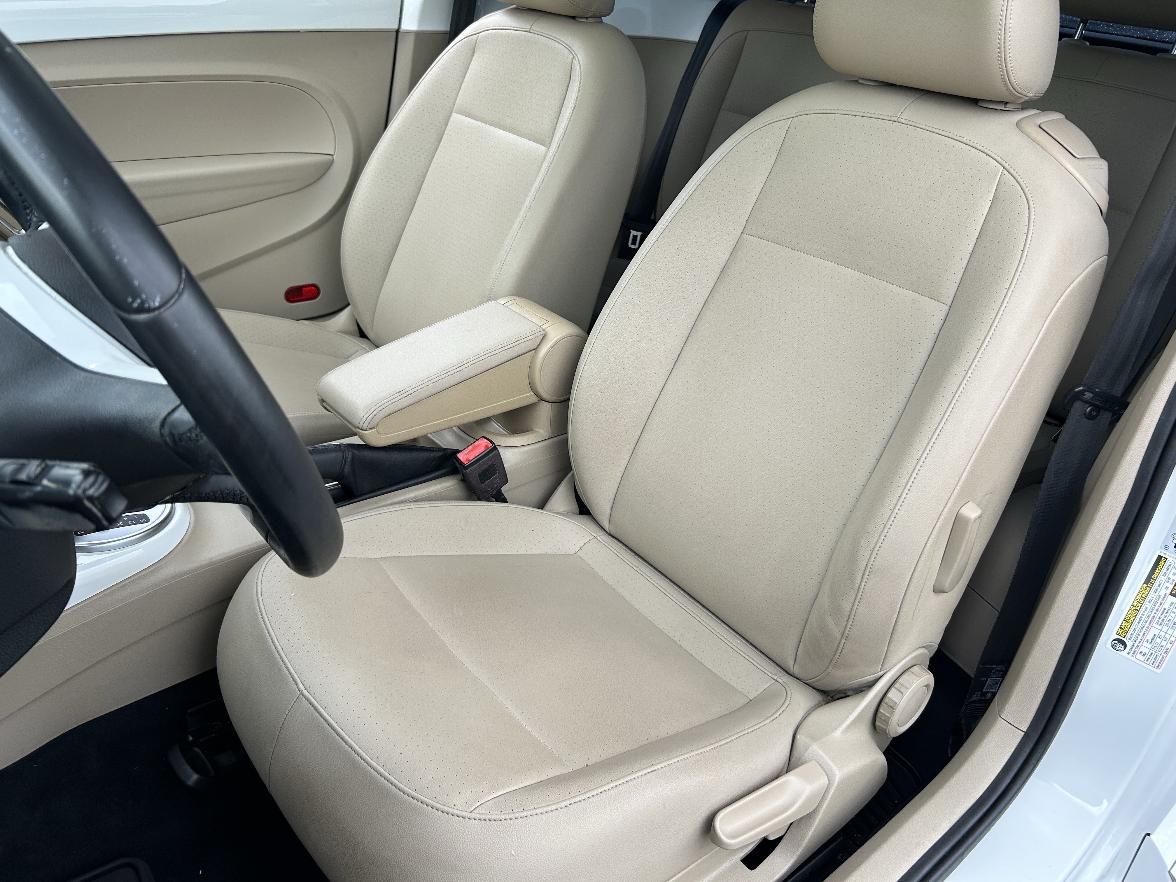Used 2019 Volkswagen Beetle 2.0T SE FWD image 18