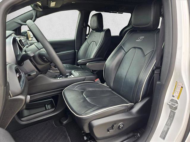 Used 2025 Chrysler Pacifica Limited image 17
