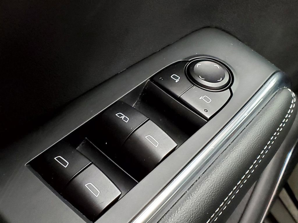 Used 2025 GMC Acadia Elevation image 27