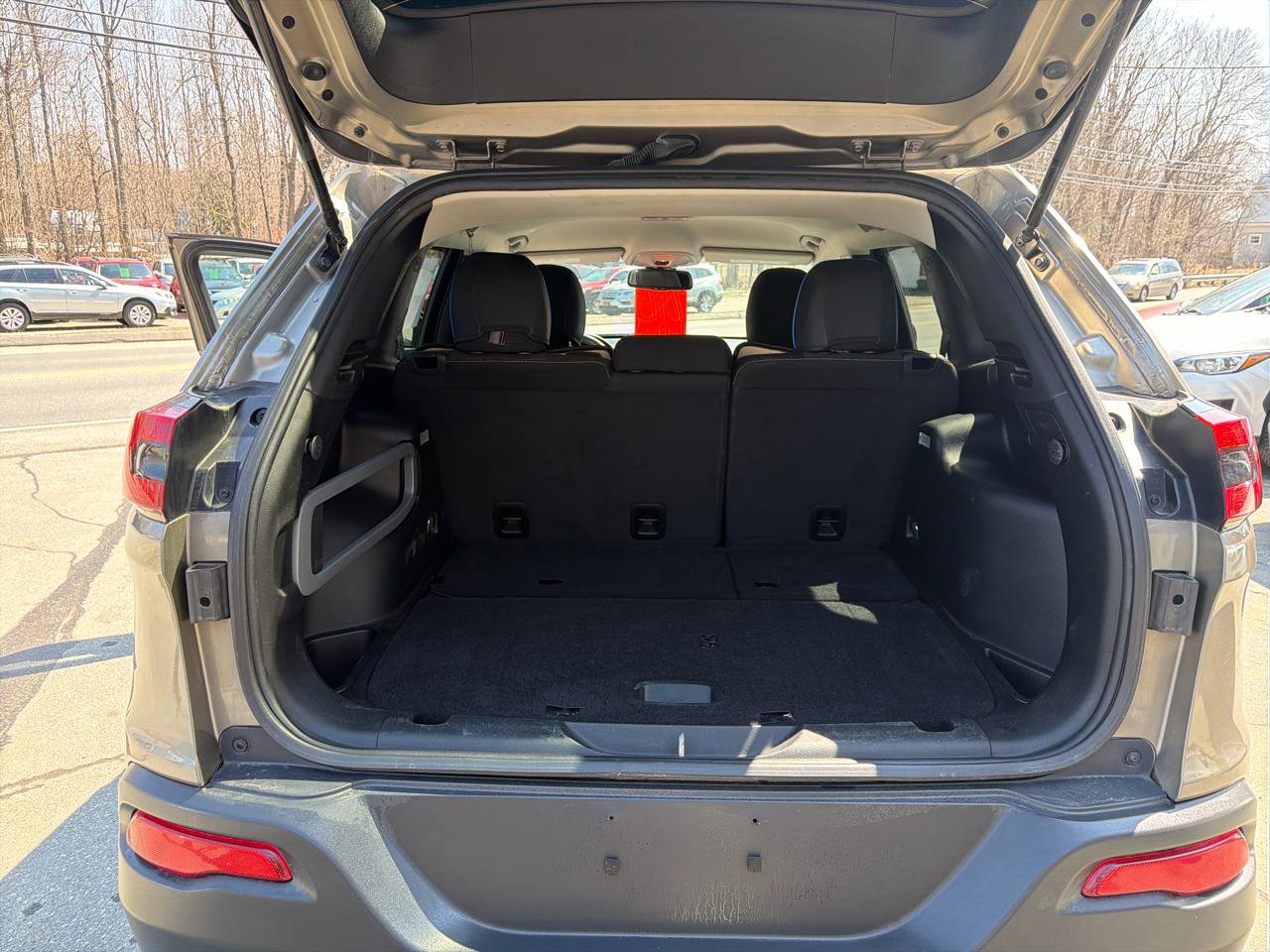 Used 2017 Jeep Cherokee Latitude w/ Cold Weather Group AWD/4WD image 9