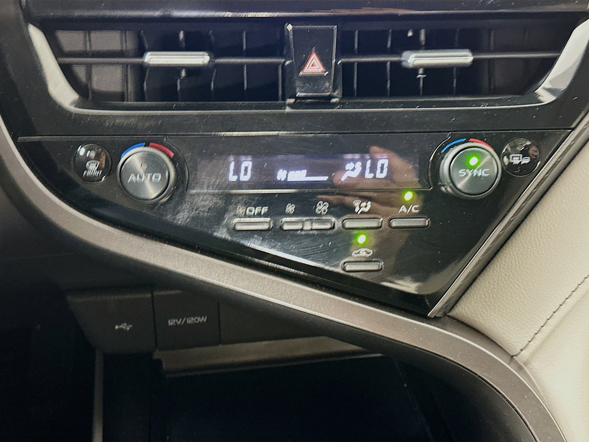 Used 2024 Toyota Camry SE image 23