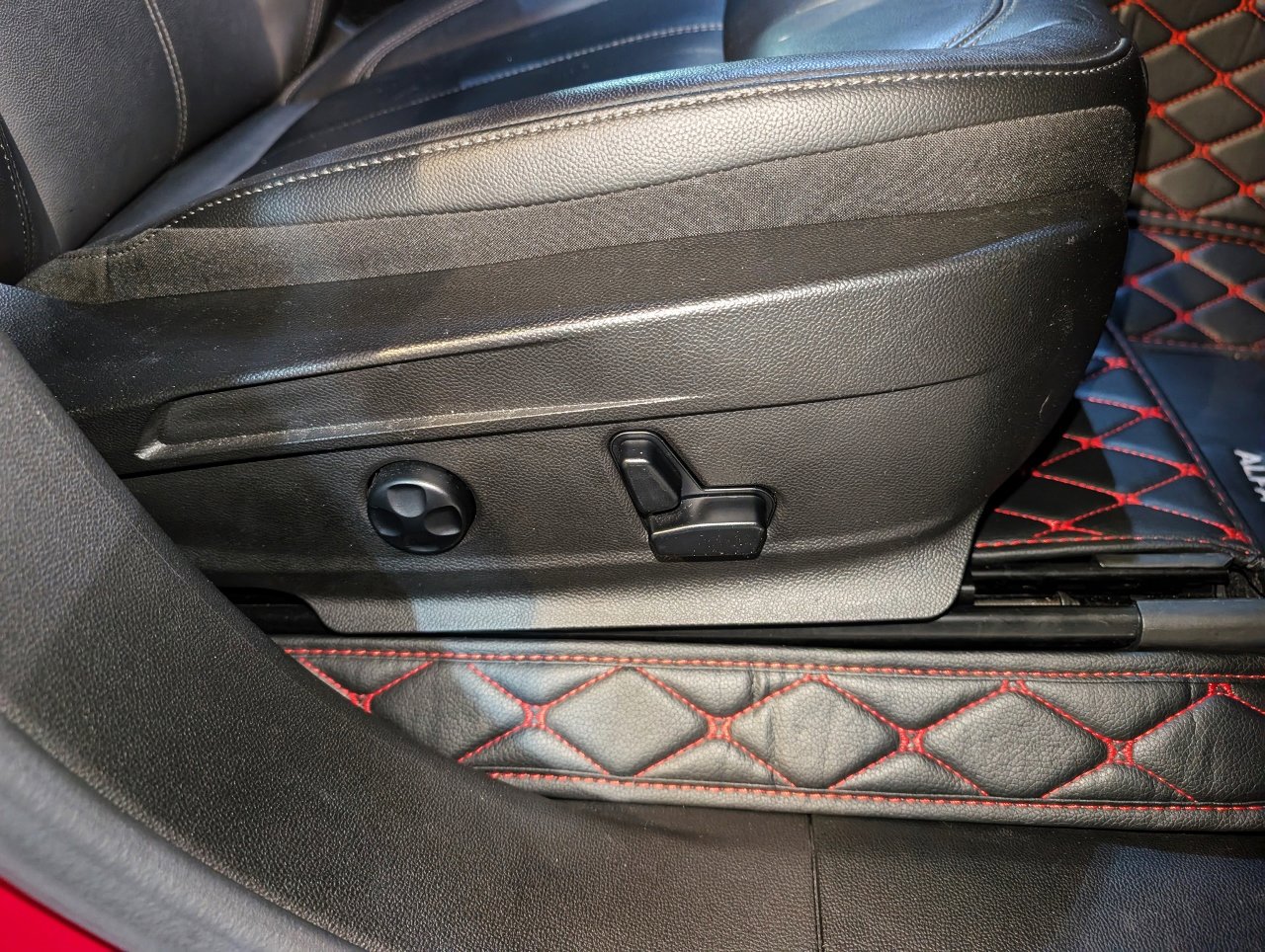 Used 2019 Alfa Romeo Stelvio AWD image 33