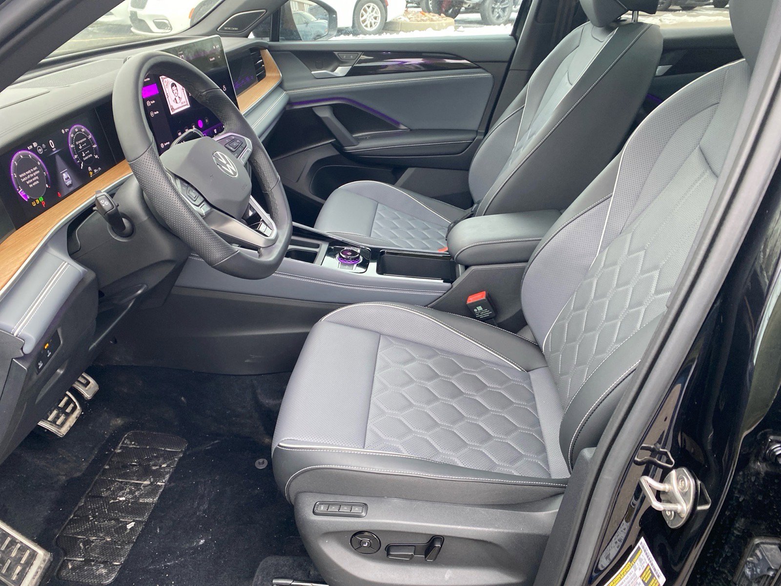 Used 2025 Volkswagen Tiguan SEL R-Line image 9