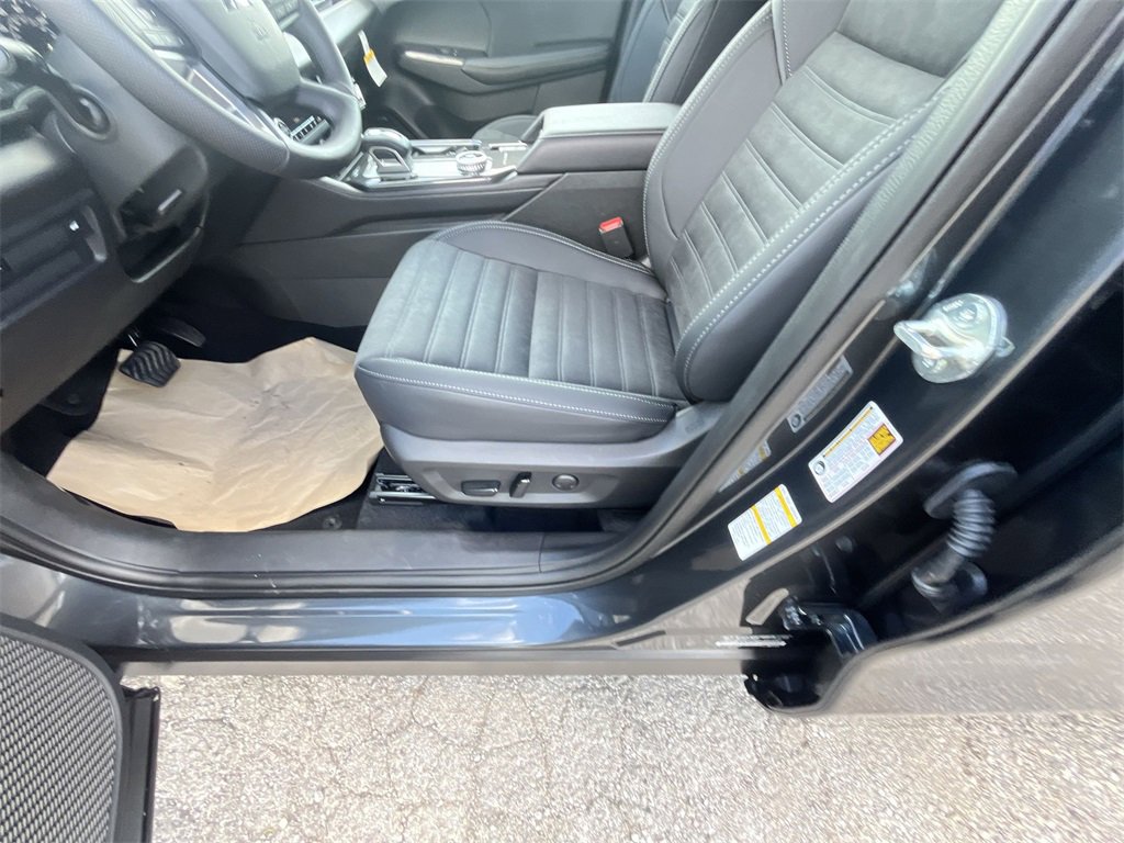 New 2025 Mitsubishi Outlander SE image 4