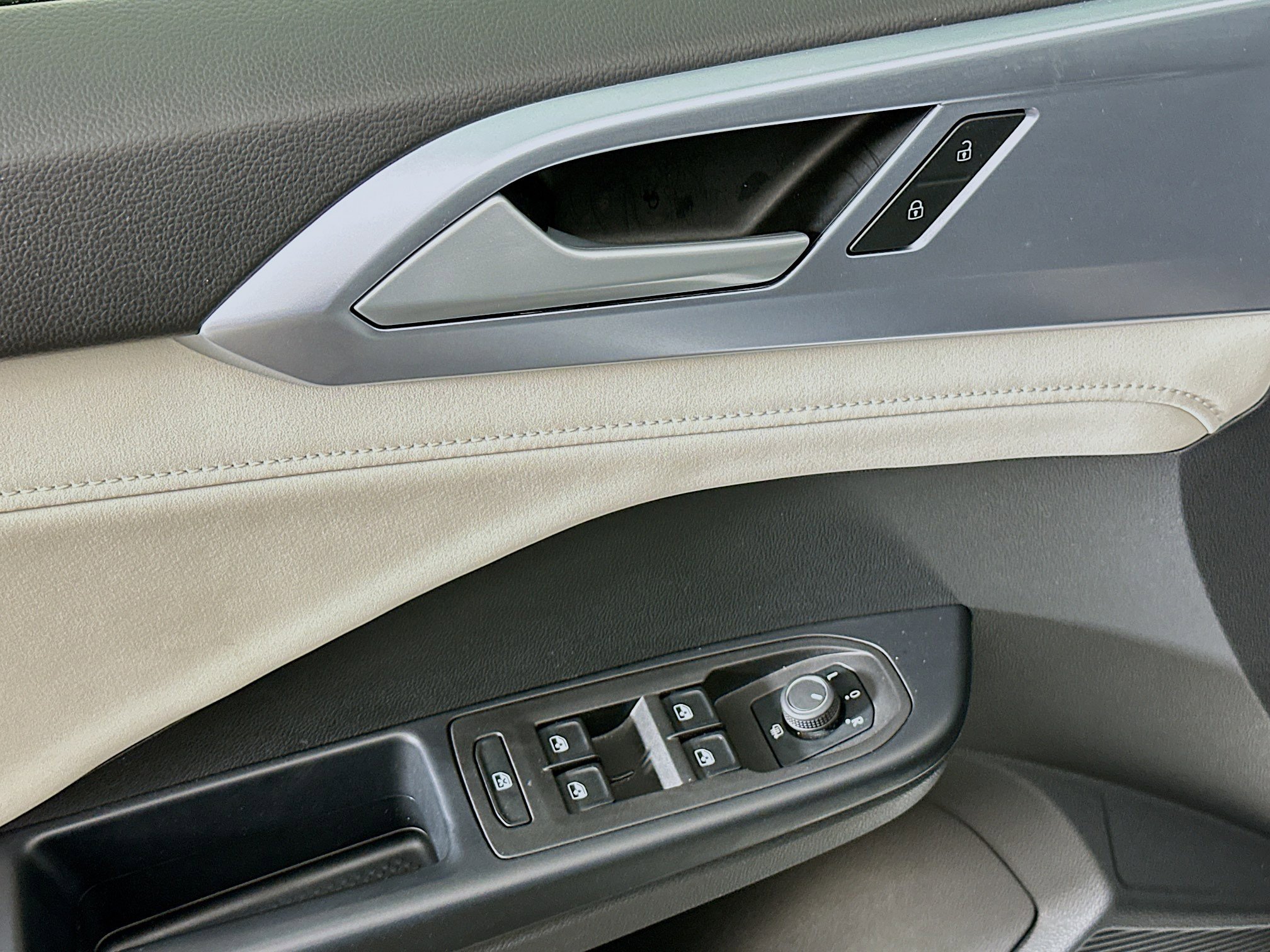 Used 2025 Volkswagen Taos SE FWD image 15