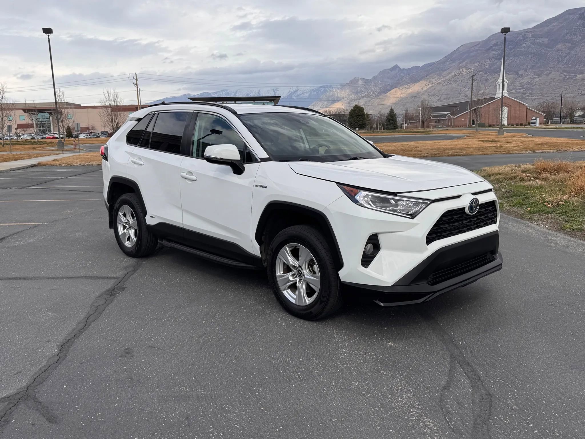 Used 2021 Toyota RAV4 XLE w/ Carpet Mat Package (TMS) image 4