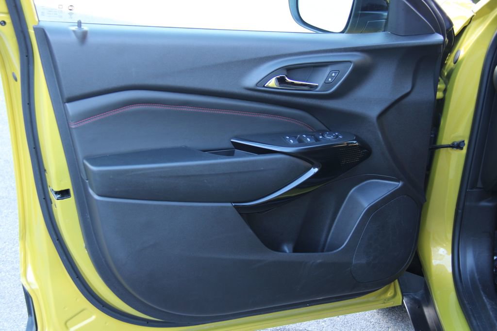 Used 2025 Chevrolet Trax RS image 11